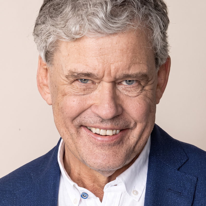 Portret van Charles Groenhuijsen, lachend, van dichtbij